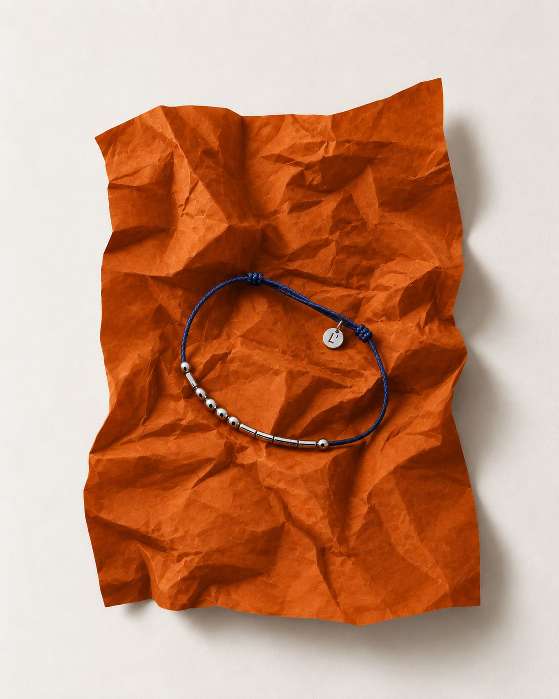 Le bracelet posé sur un papier orange froissé